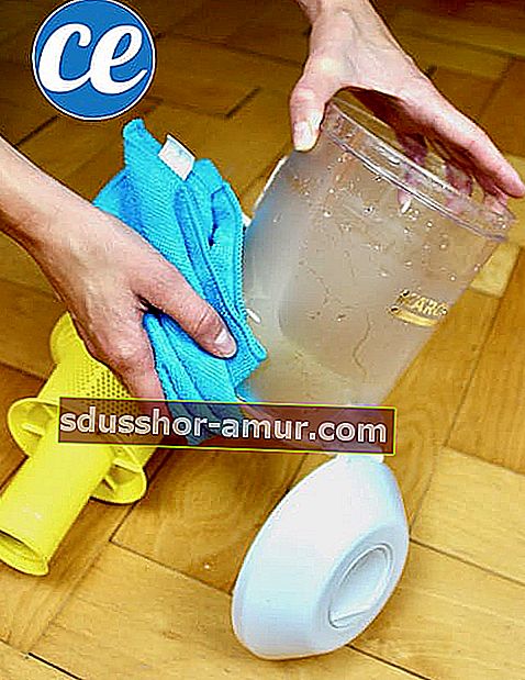 Използвайте кърпа от микро влакна, за да почистите контейнера за прах на вашата прахосмукачка без торба.