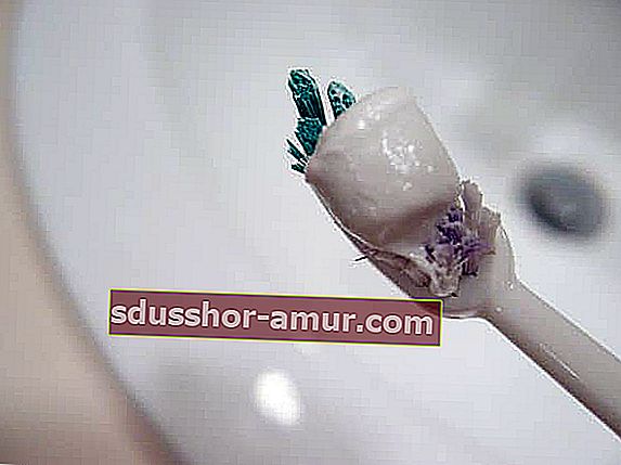 Ispunite rupe na zidovima pastom za zube