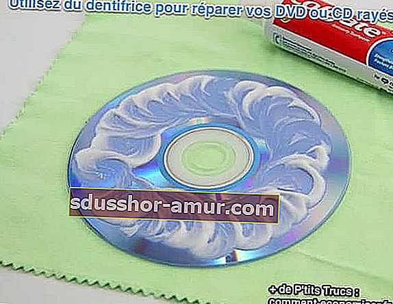 поправете надраскания CD или DVD с паста за зъби