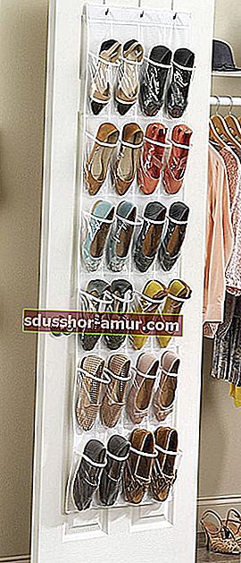 дамски обувки, съхранявани в пластмасов органайзер за обувки, закачени зад врата