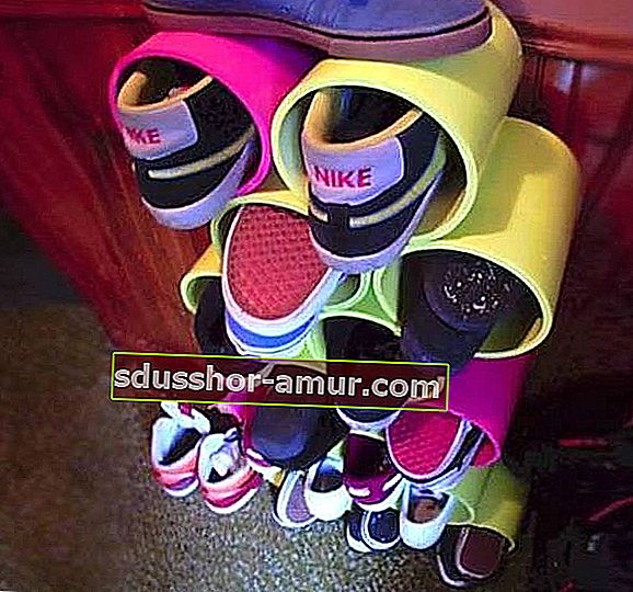 багажник за обувки, направен от нарязани пластмасови тръби