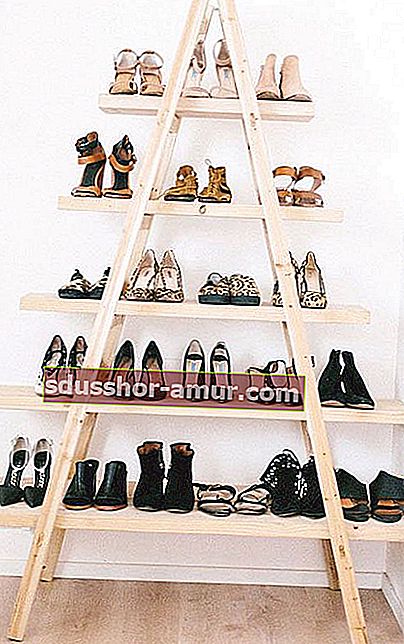 Ayakkabıları saklamak için tahtalarla donatılmış bir merdiven