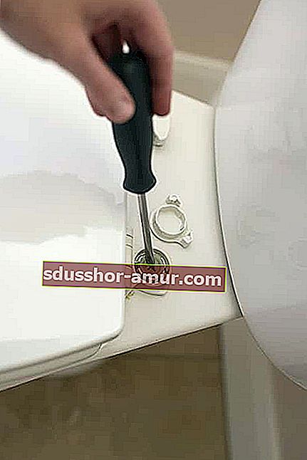odvrnite vijke WC školjke kako biste ga dobro oprali