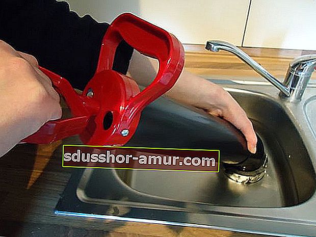 Използвайте отпушител на помпа за мивка