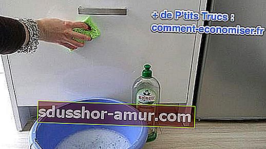 odmastite vrata ormarića tekućinom za pranje