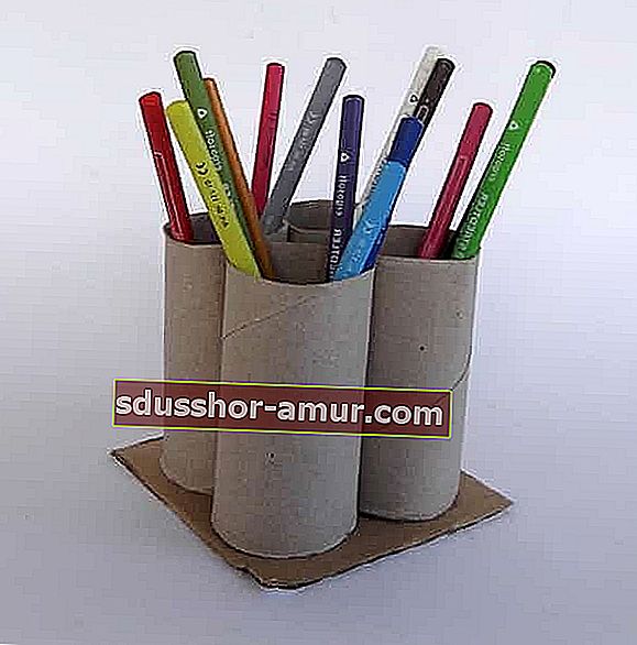 държач за молив, направен с ролка от тоалетна хартия