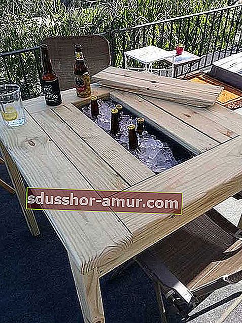 стол для обеда на террасе с интегрированным пространством для прохладительных напитков