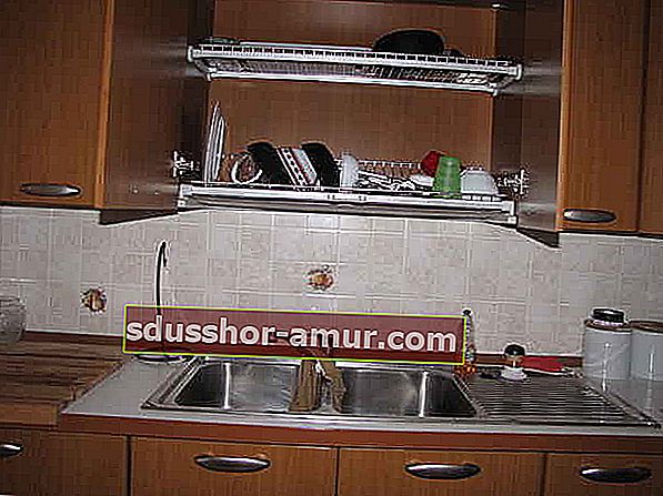 Совет по сушке посуды в шкафу над раковиной
