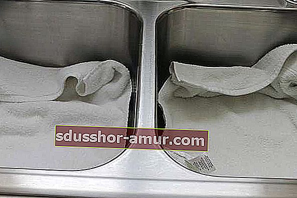 Положите в раковину махровое полотенце, чтобы помыть хрустальные бокалы.
