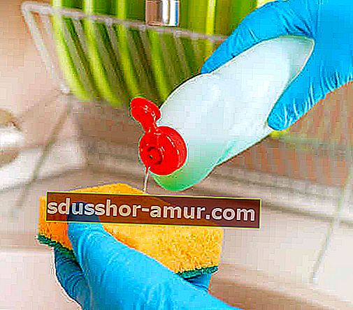 Вымойте посуду, используя только 1 мыльную губку.
