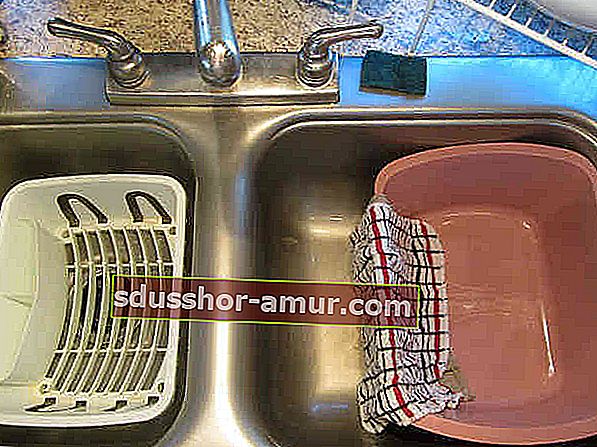 Раковина с пустой раковиной для удобного мытья посуды