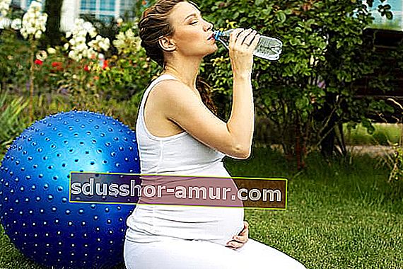 Ostati dobro hidratiziran za sebe i dijete dok ste trudni