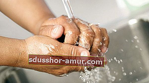 Pred umivanjem rok uporabite beli kis