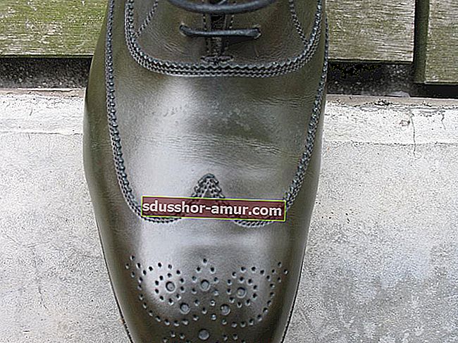 Cum se curăță cu ușurință petele de ploaie de pantofii din piele de căprioară?