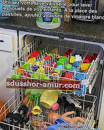 Игрушки помещают в посудомоечную машину для мытья