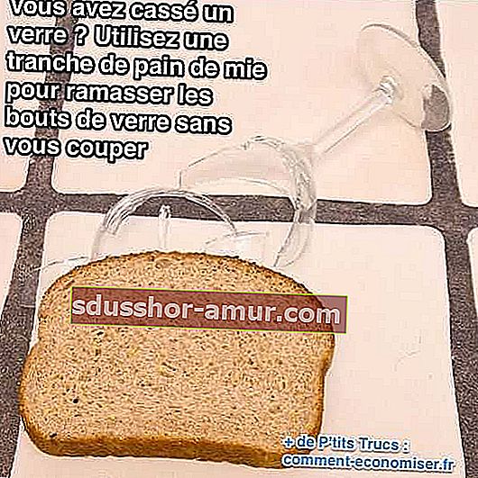 Folosiți o felie de pâine sandwich pentru a ridica bucățile de sticlă fără să vă tăiați