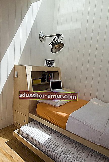 минималистична спалня с двойно легло в минимално пространство