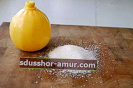 дъска за рязане на сол и лимон за почистване