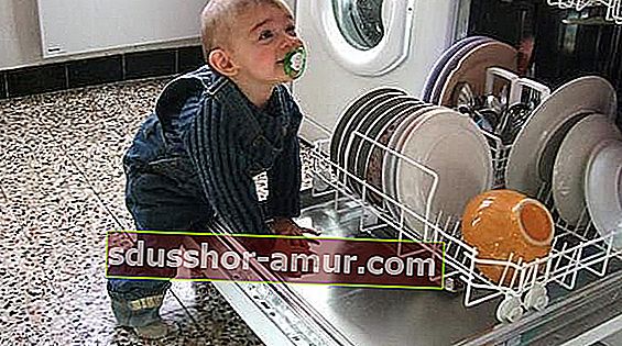 белый уксус заменяет средство для мытья посуды