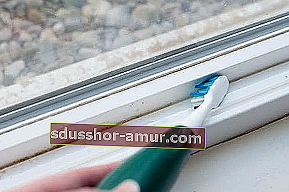 Използвайте стара четка за зъби, за да почистите следите на прозореца.