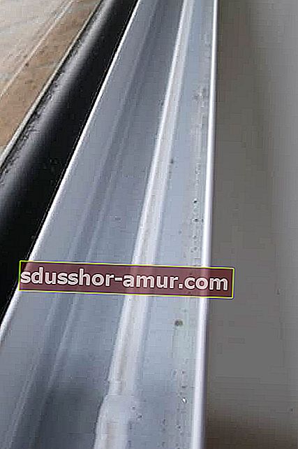 Evo jednostavnog trika za čišćenje prozorskih staza.