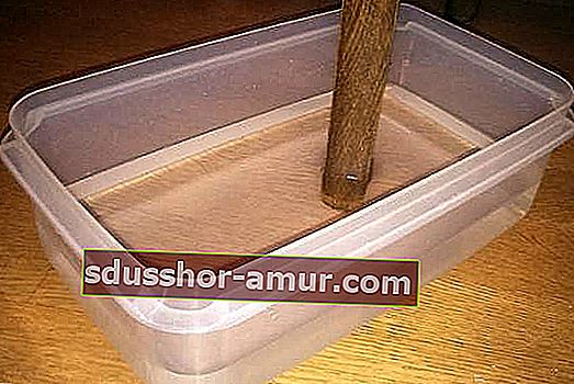 upotrijebite plastične kutije protiv mrava