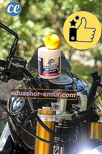 Soda bikarbona in limona za čiščenje motocikla