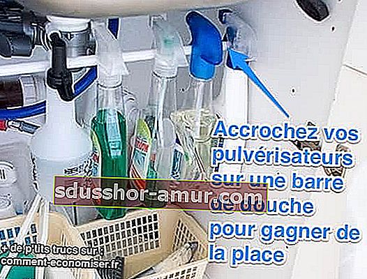Gospodinjske izdelke obesite na prho pod umivalnikom.