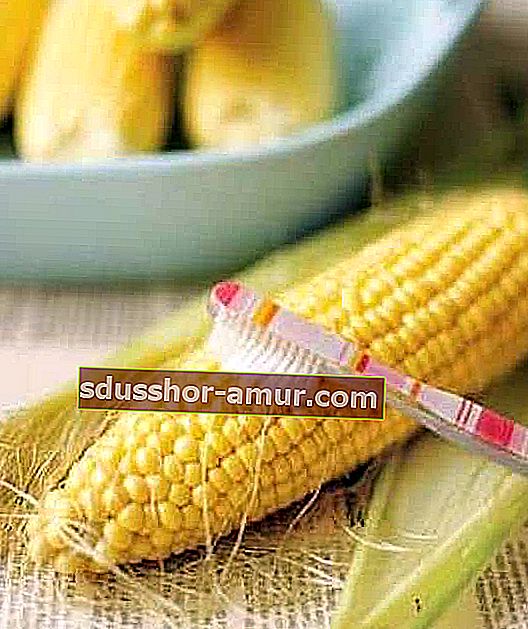 Upotrijebite čistu četkicu za zube kako biste uklonili konce nitima s klipa kukuruza.