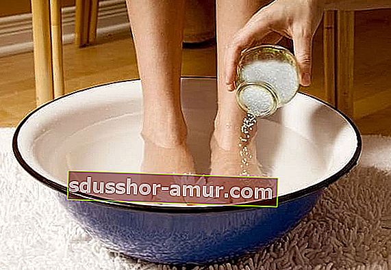 вана за крака със соли за облекчаване на напрежението