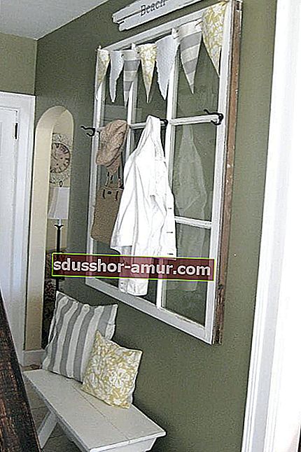 stalak za kapute sa starim prozorom