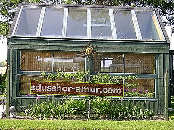 рециклирана градина на оранжерия за прозорци