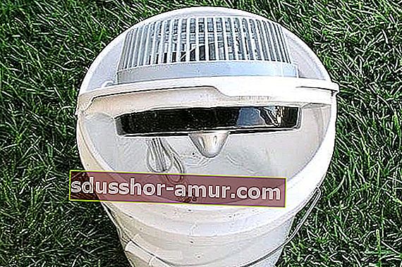 Bir evin kliması yapmak için bir kovaya yerleştirilmiş bir fan.