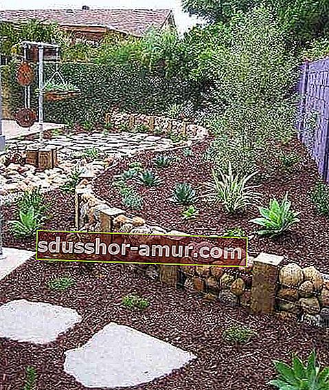 Для красивой садовой бордюры используйте габионы, или проволочные стойки, наполненные крупными камнями.