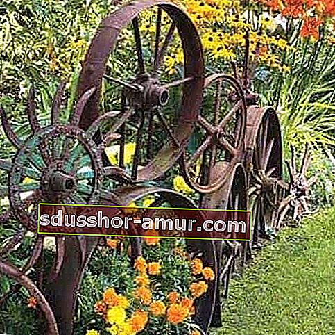 Izvorna ideja za vrtnu granicu je uporaba starih kotača.