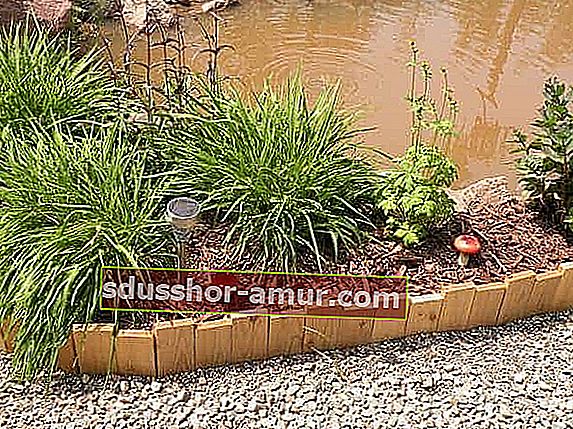 Izvrsna ideja za obrubljivanje vrta je korištenje jednostavnih drvenih dasaka.