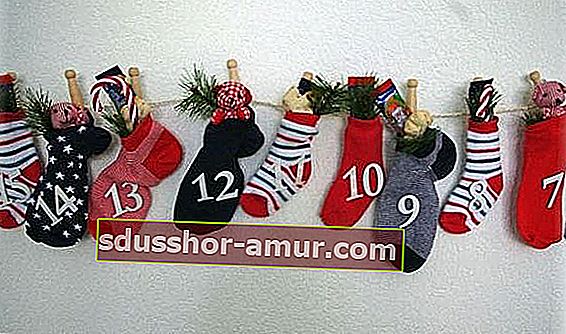 domaći adventski kalendar s dječjim čarapama