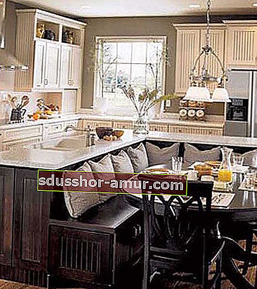 стол и кухонная скамья встроены в кухню