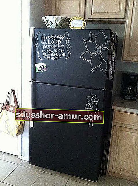 o vopsea de ardezie este plasată pe un frigider pentru ao transforma într-o tablă
