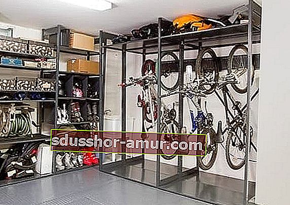 bicicletă suspendată într-un garaj și raft într-un depozit