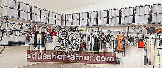 аккуратный гараж с пластиковыми ящиками, инструментами или подвесными велосипедами