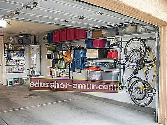 závesný bicykel a plastové úložné boxy v garáži