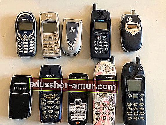 Staré mobilné telefóny sa recyklujú na zberných miestach.