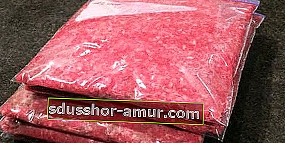 Mäso zmrazené v jednotlivých vreciach a sploštené pre rýchlejšie rozmrazenie