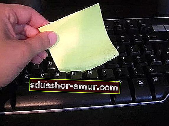 Przełóż karteczkę Post-it między klawiszami klawiatury, aby je wyczyścić