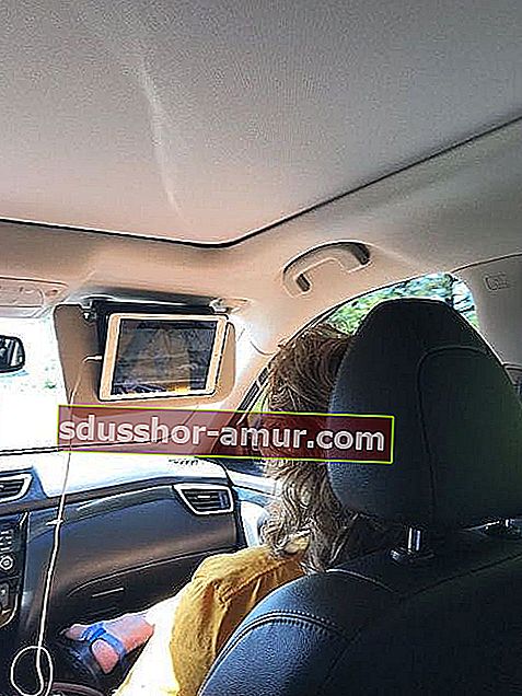 genijalan trik za držanje tableta u autu i gledanje filma