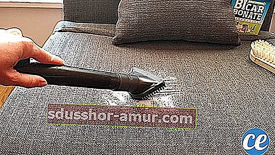 bicarbonat de sodiu pe o canapea din stofă cu aspirator