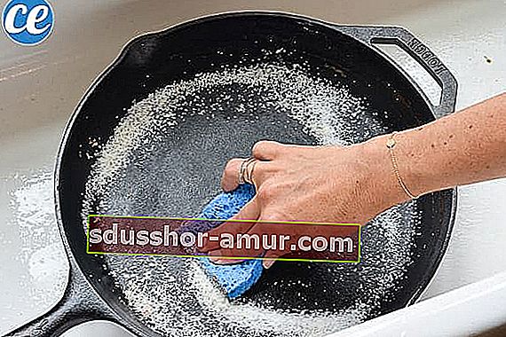 чавунна каструля, очищена крупною сіллю