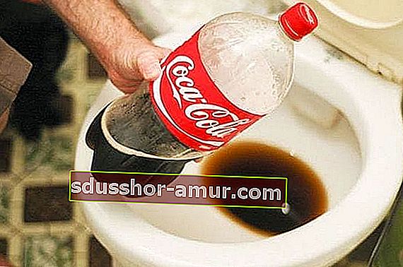 бутылка кока-колы вылита в унитаз для удаления накипи