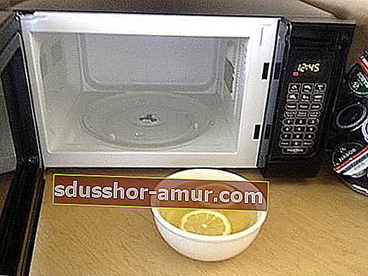 mikrovalovno pečico očistite z limono